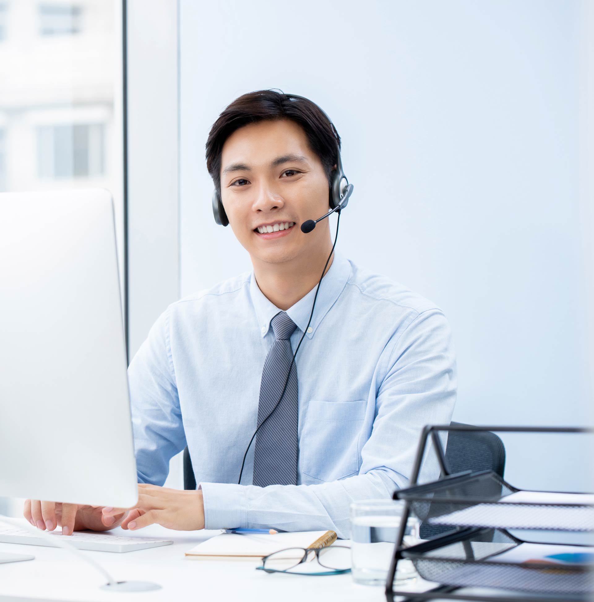 asian-man-telemarketer-working-offfice
